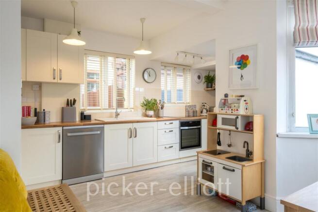 Living Kitchen/Dining Room