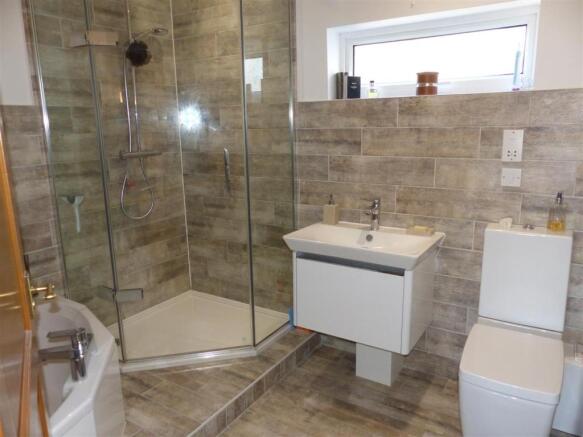 EN-SUITE BATHROOM
