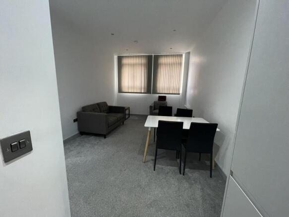 2 bed Apartment to rent Image 4