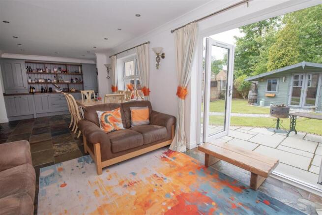 5 bed Detached for sale Image 12