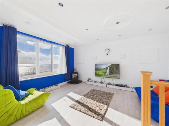 2 bed Flat for sale Image 7