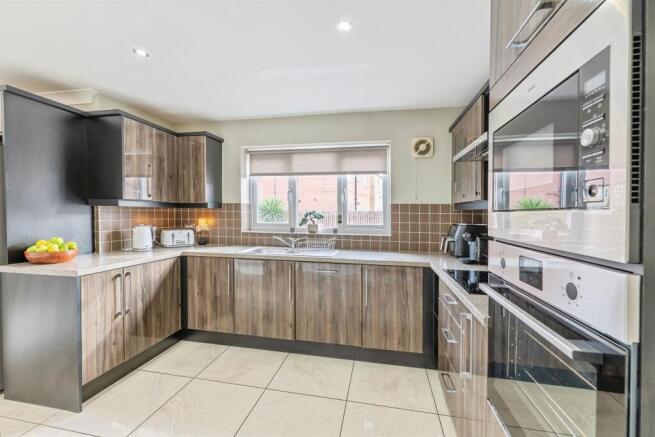 4 bed Detached for sale Image 6