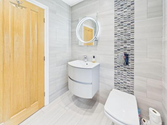 5 bed Detached for sale Image 9