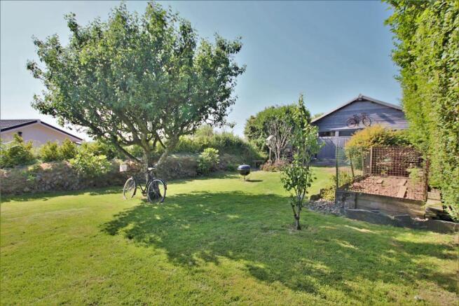 Upper Garden to Garage