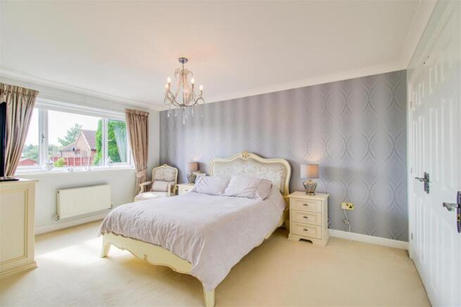 4 bed Detached for sale Image 7