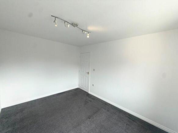 4 bed Town House to rent Image 10