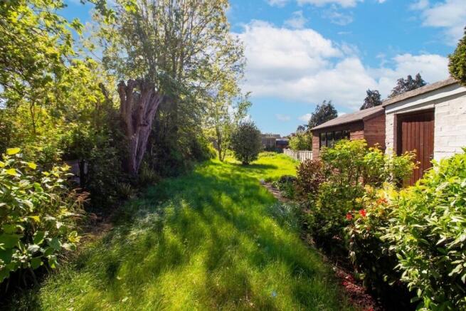 Penrose Avenue, Carpenders Park, WD19 photo 4
