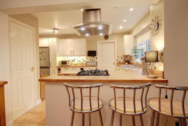 008 kitchen.jpg