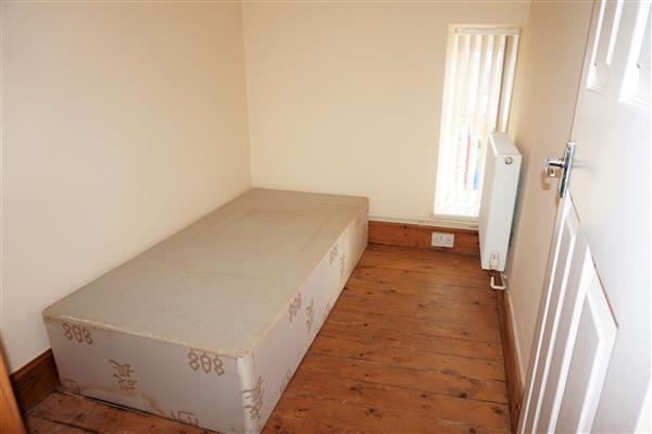 FRONT BEDROOM 2 :