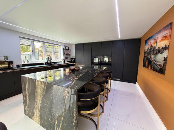 Manor Close, Harpole, NN7 photo 3