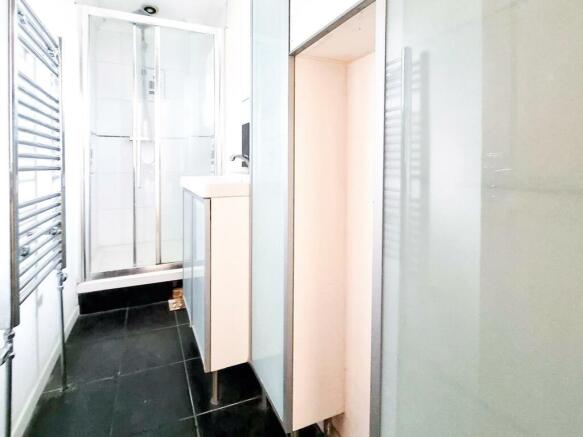 EN-SUITE SHOWER ROOM
