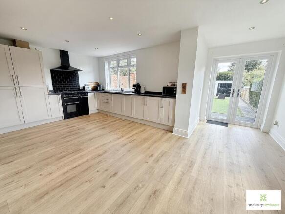 4 bed Semi-Detached for sale Image 4