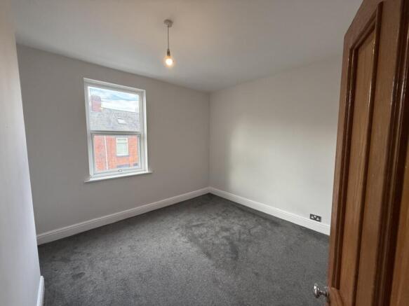 4 bed House to rent Image 6