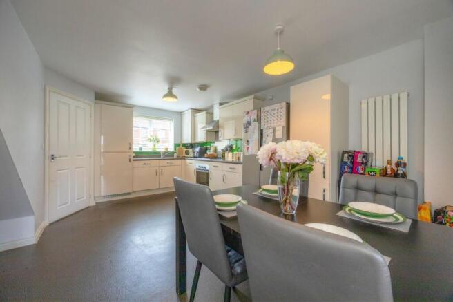 3 bed Town House for sale Image 4