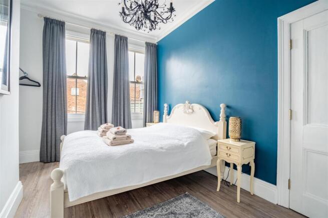 4 bed Terraced to rent Image 12