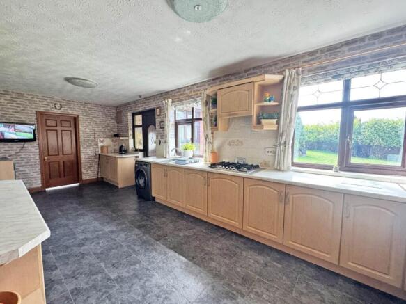 4 bed Detached Bungalow to rent Image 5