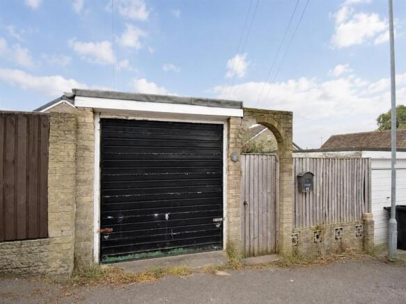 3 bed Detached to rent Image 12