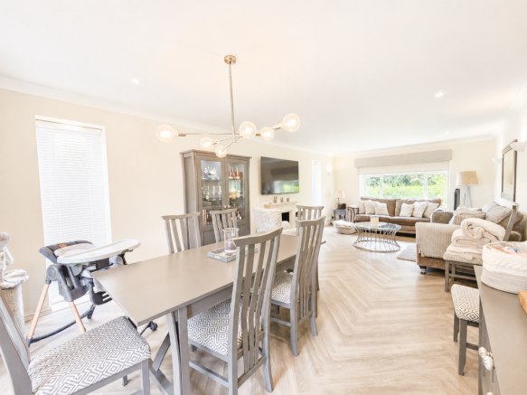 5 bed Detached for sale Image 12