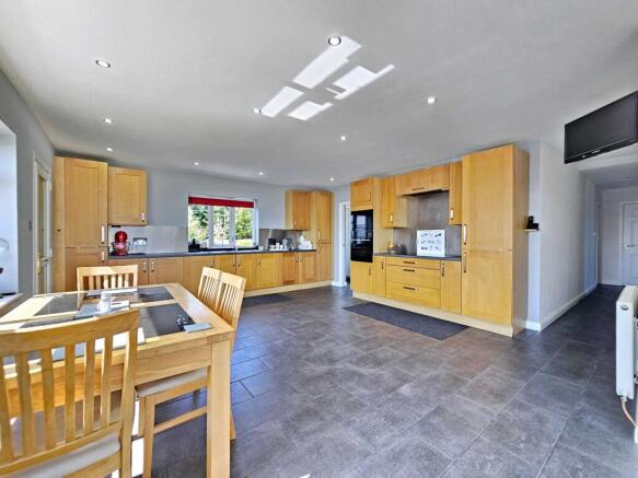 5 bed Detached for sale Image 11