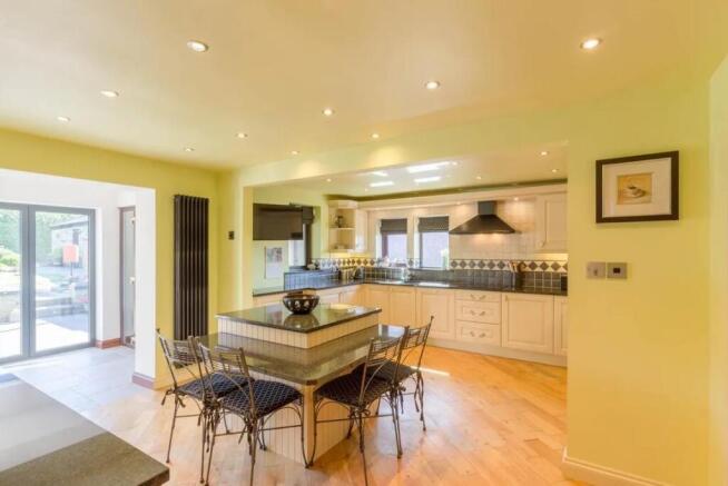5 bed Detached for sale Image 6