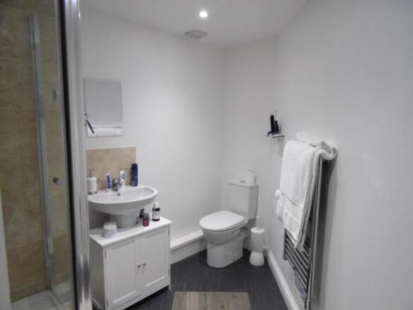EN SUITE.JPG