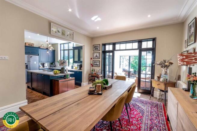 5 bed Semi-Detached for sale Image 8