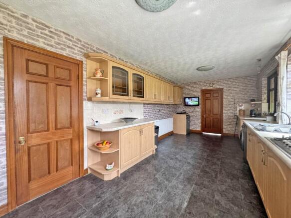 4 bed Detached Bungalow to rent Image 6