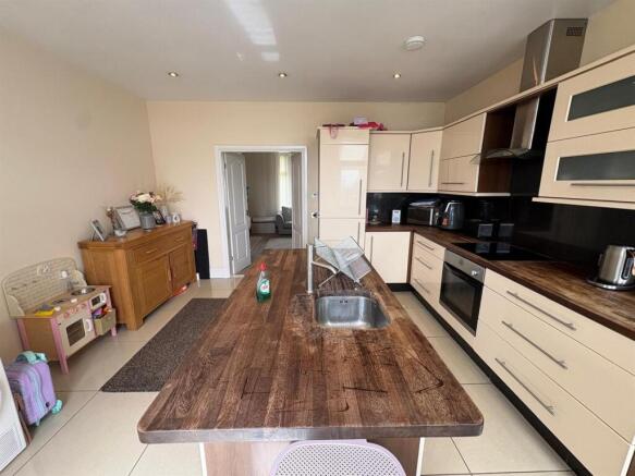 3 bed Terraced for sale Image 7