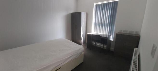 4 bed House Share to rent Image 11