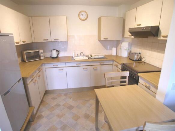 FITTED KITCHEN