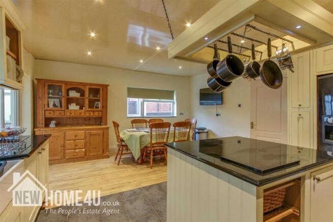 KITCHEN / DINER: