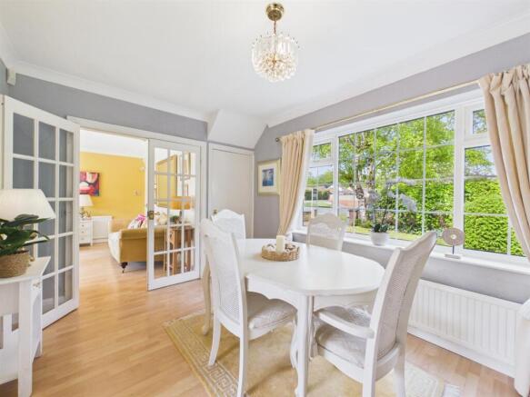 Dining room: