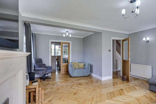 5 bed Detached for sale Image 8
