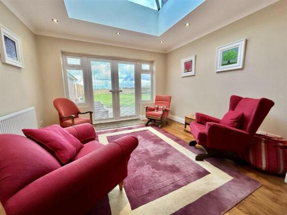5 bed Detached for sale Image 8