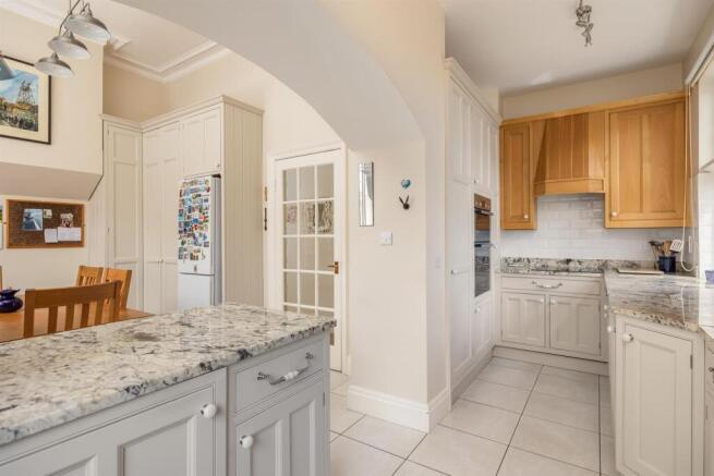 4 bed House for sale Image 6
