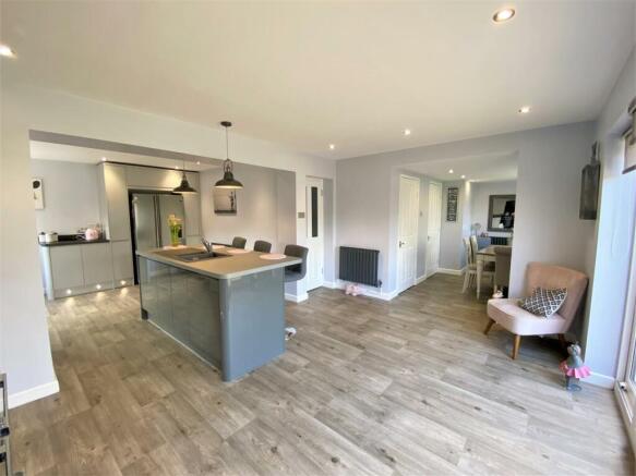 STUNNING Open Plan Family Kitchen 106