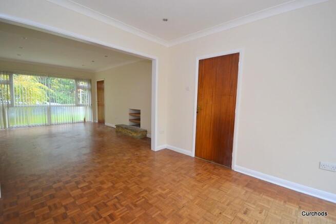 Living room (angle 2