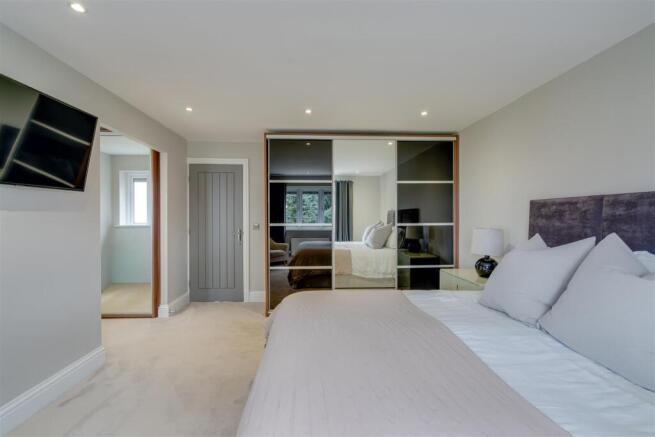 5 bed Detached for sale Image 11