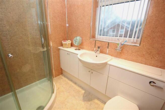 FAMILY SHOWER ROOM