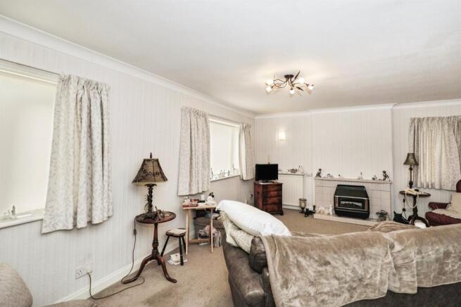 4 bed House for sale Image 4