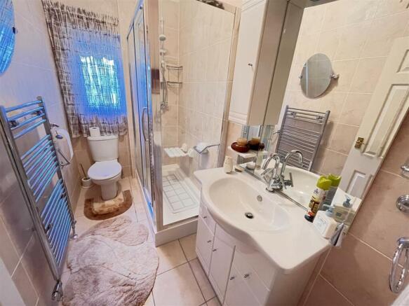 MAIN SHOWER ROOM