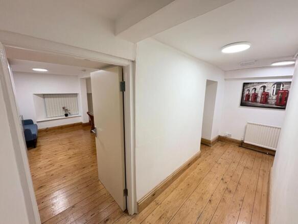 4 bed Apartment to rent Image 12