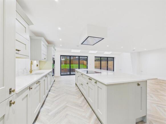 5 bed Detached for sale Image 11
