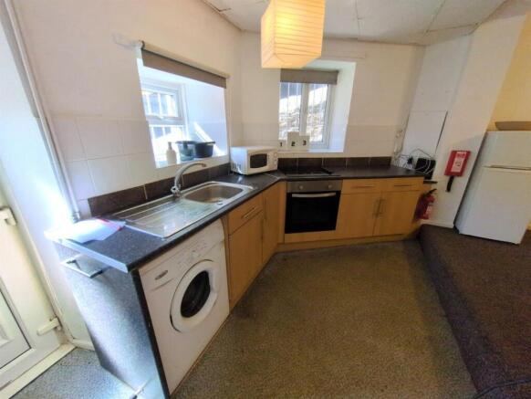 2 bed Apartment to rent Image 4