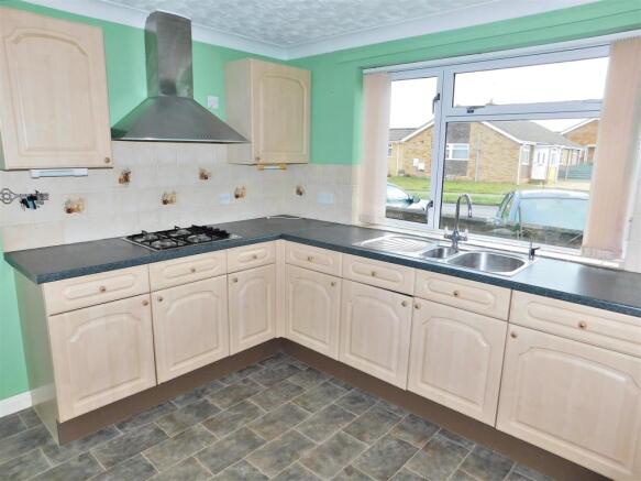 KITCHEN 2.JPG