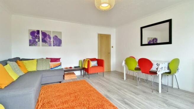 LOUNGE/DINER