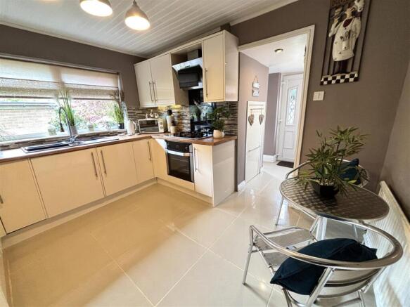 4 bed Detached for sale Image 11