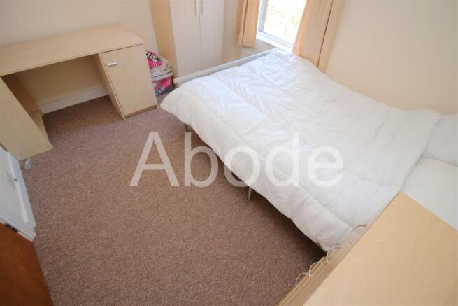 4 bed House to rent Image 10
