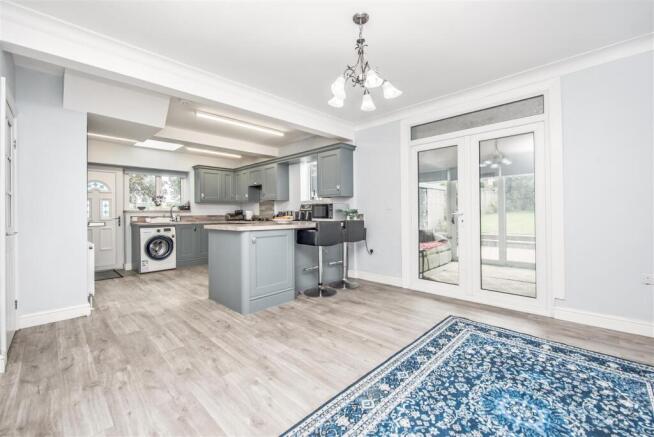 Modern Fitted Dining Kitchen: