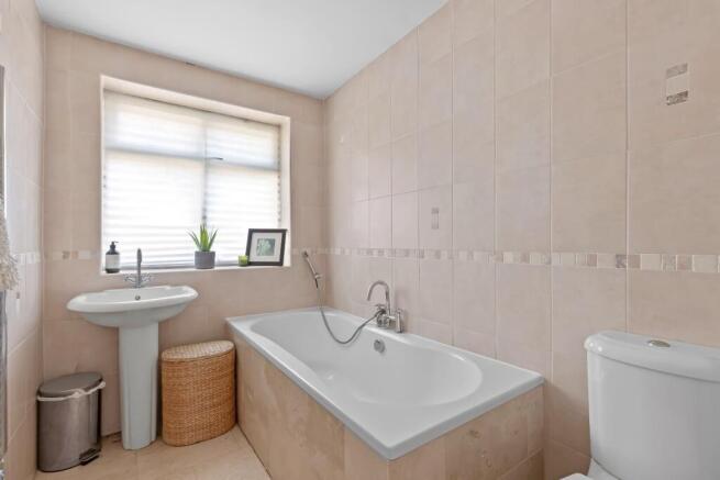 5 bed Detached for sale Image 7